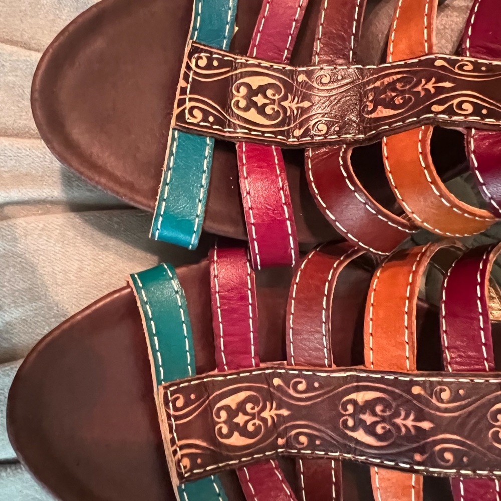 Leather embosed sandals by Fresh.
